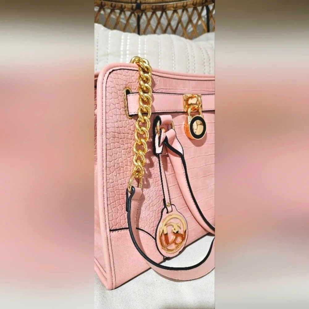 🌟 NWOT Pink Alligator Pattern Satchel Handbag With Gold Chain Accent🌟